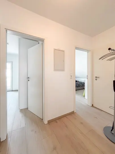 Flur mit Zugang zu Schlafzimmern und Badezimmer